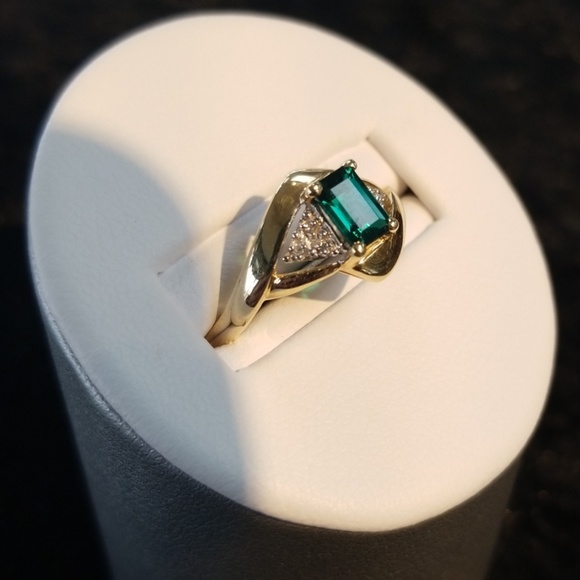 10k Emerald and diamond ring - Picture 2 of 5